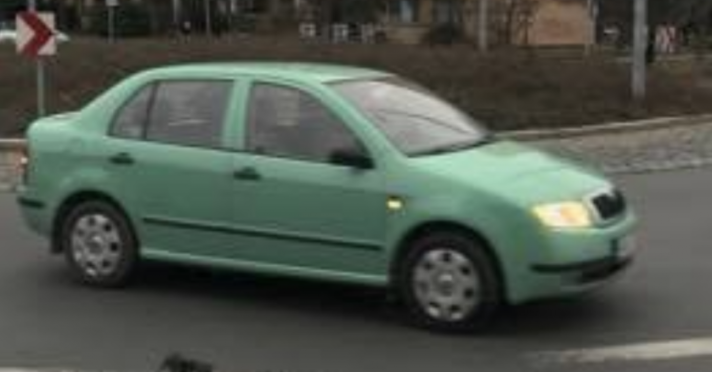 Pistáciová Fábia – Škoda Fabia zelená Fantasy sedan pohled zepředu na silnici