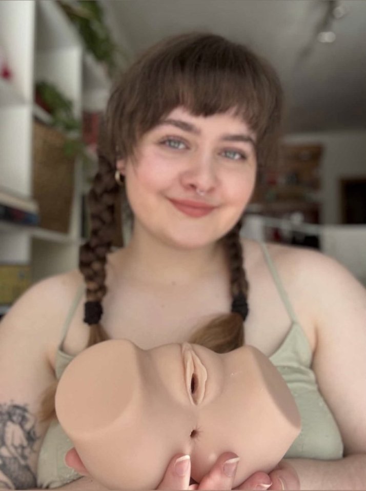 Zuzana Kacvinská s anatomickým modelem vulvy