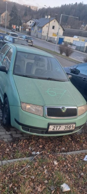 Pistáciová Fábia – Škoda Fabia zelená Fantasy zaparkovaná na parkovišti zepředu