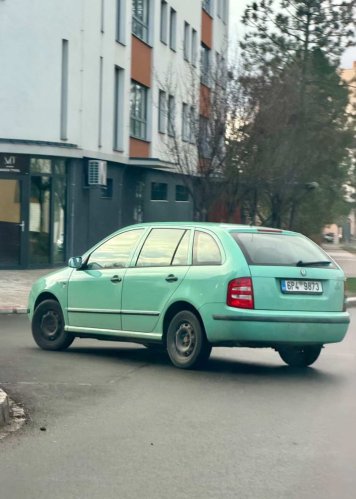 Pistáciová Fábia – Škoda Fabia zelená Fantasy hatchback parkující v noci na sídlišti