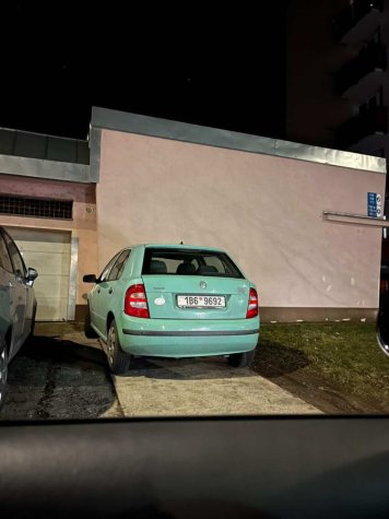 Pistáciová Fábia – Škoda Fabia combi zelená Fantasy pohled zezadu ve městě