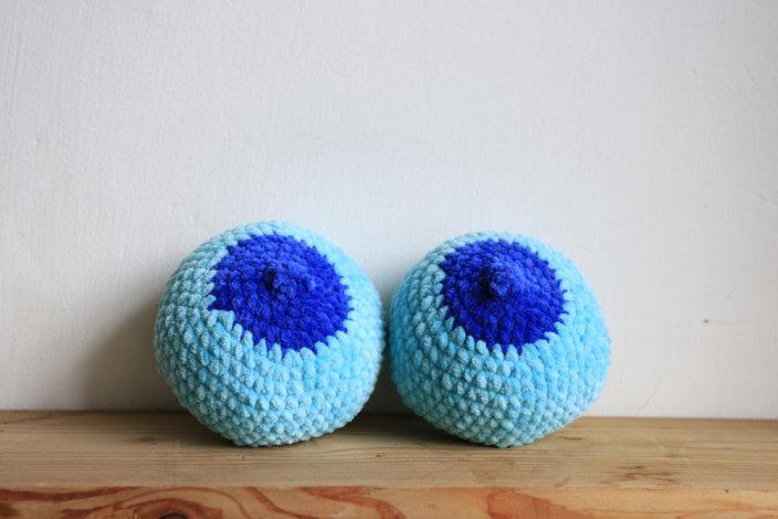 Crocheted Stress-Relief Boobies - Color Therapy at Your Fingertips (1 pair) - Barva: Light blue Boobs
