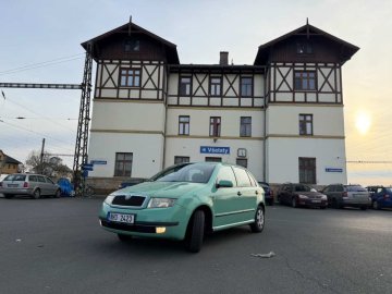 Pistáciová Fábia – Škoda Fabia zelená Fantasy u nádraží Všetaty západ slunce