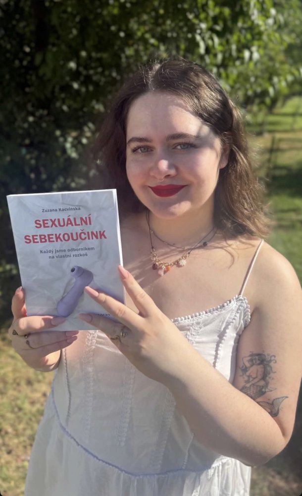 Zuzana Kacvinská s knihou Sexuální sebekoučink