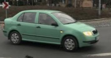 Pistáciová Fábia – Škoda Fabia zelená Fantasy sedan pohled zepředu na silnici