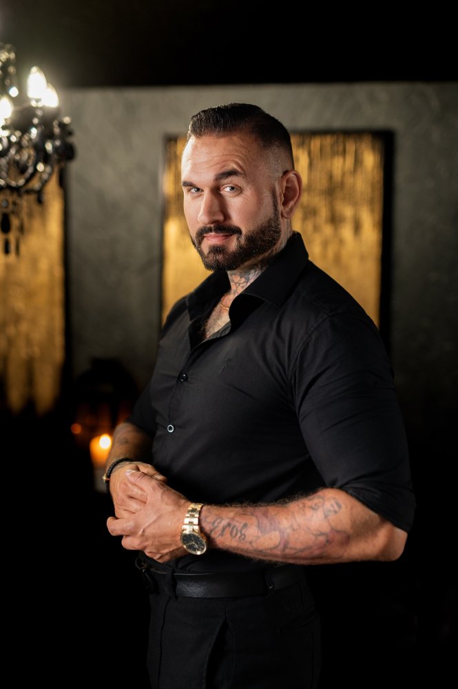 Jake, profesionální dominant a tvůrce kurzů MasterMe
